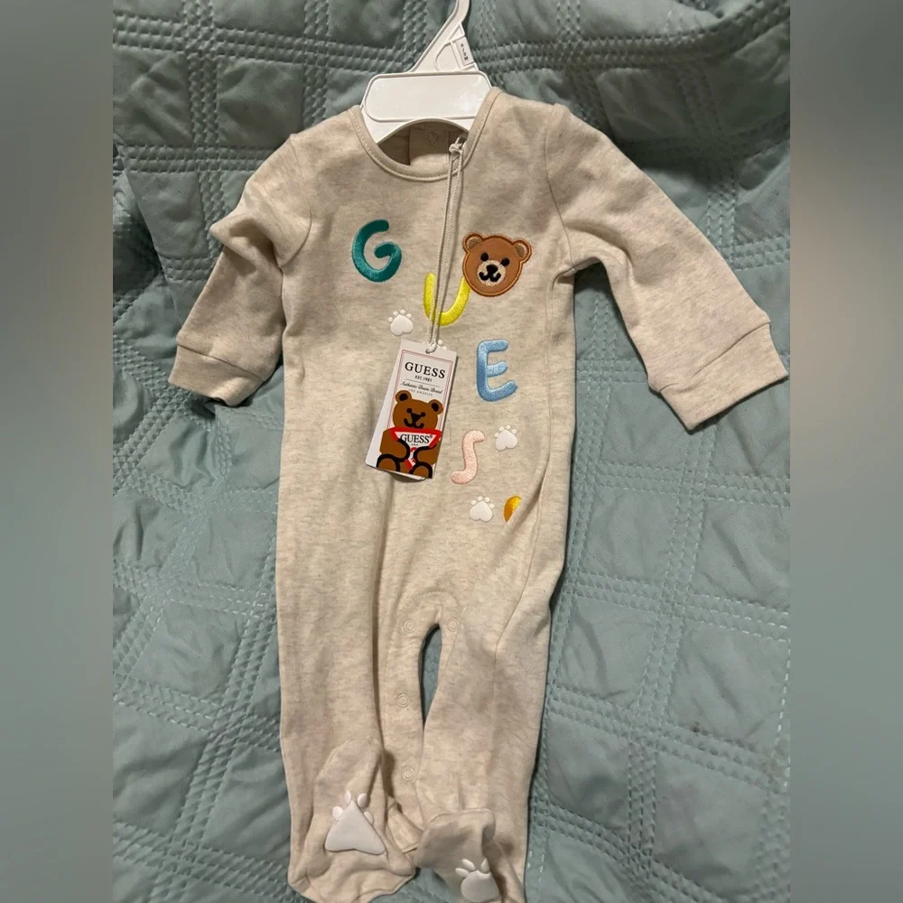 GUESS Kids Gray/Beige One Piece Sleeper with Bear Design (0-3 Months) NWT - Picture 1 of 7